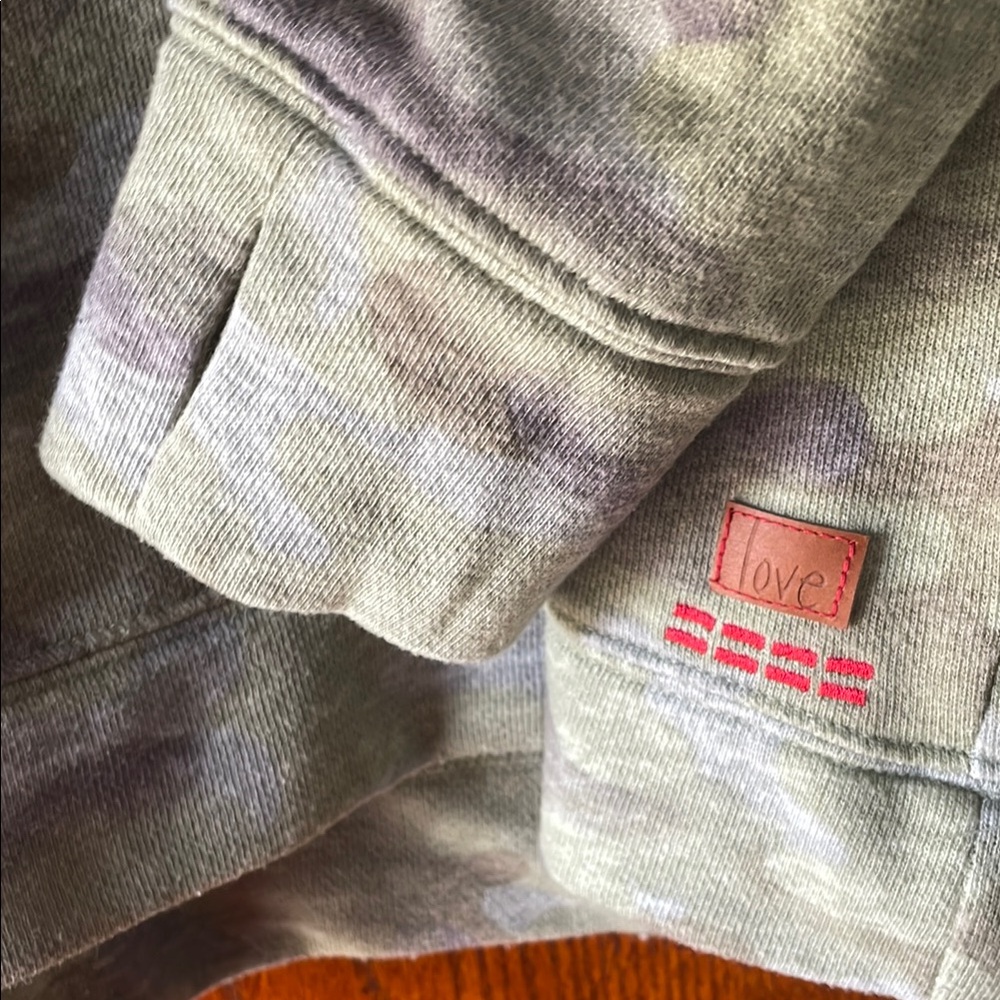 Peace Love World French Terry Hi Low Hem Pullover Camo 1X - Picture 6 of 10